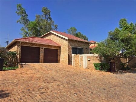 3 Bedroom Townhouse in Honeydew Manor