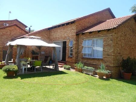 3 Bedroom cluster to rent in Honeydew Ridge, Roodepoort