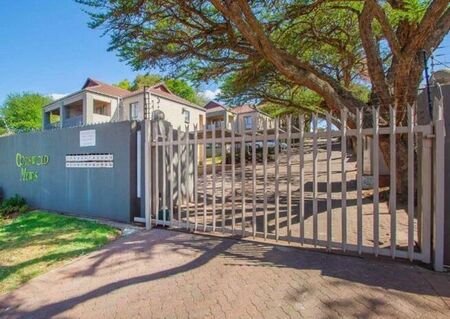 2 Bedroom townhouse - sectional to rent in Floracliffe, Roodepoort