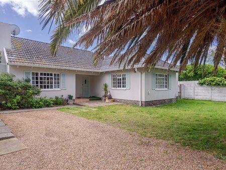 4 Bedroom House in Bergvliet