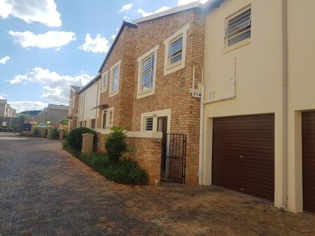 3 Bedroom duplex townhouse - sectional to rent in Wilgeheuwel, Roodepoort