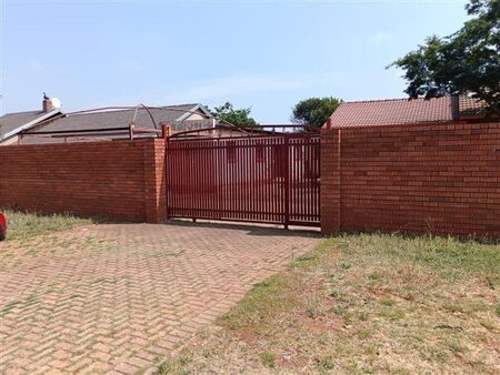 Bachelor apartment in Roodekop