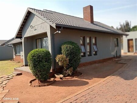3 Bedroom House in Rondebult