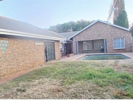 4 Bedroom House in Heuweloord