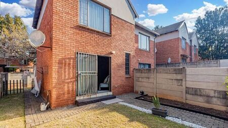 2 Bedroom duplex townhouse - sectional to rent in North Riding, Randburg