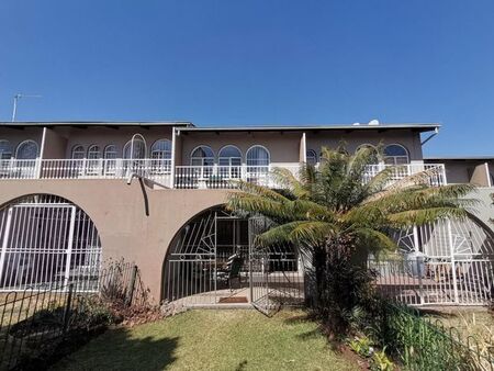 3 Bedroom duplex townhouse - sectional to rent in Lynnwood Ridge, Pretoria