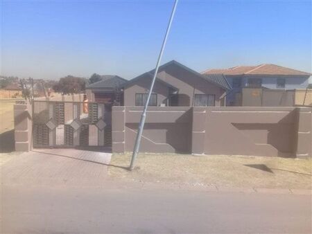 3 Bedroom House in Meredale