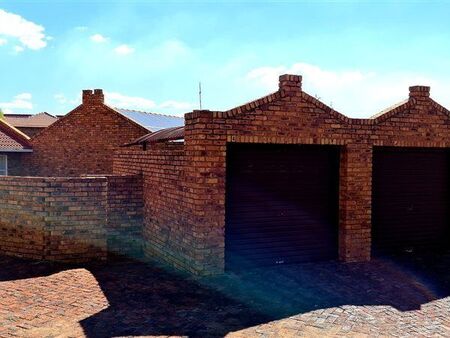 2 Bedroom Townhouse in Die Hoewes
