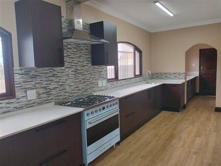 5 Bedroom House in Paradise Beach