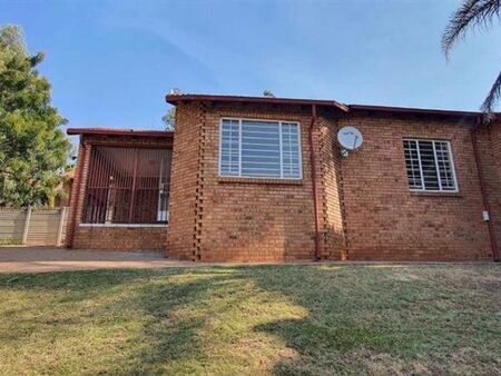 2 Bedroom House in Waterkloof Park