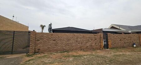 2 Bedroom house to rent in Crosby, Johannesburg