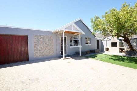 2 Bedroom house to rent in Pine Acres, Gordons Bay