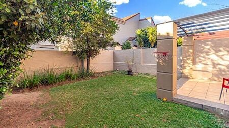 2 Bedroom duplex townhouse - sectional to rent in Sunninghill, Sandton