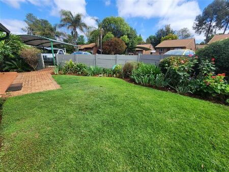 2 Bedroom Townhouse in Die Hoewes