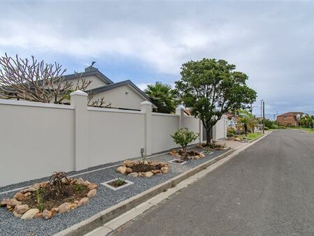 3 Bedroom House in Somerset West Central