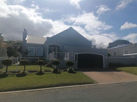 3 Bedroom House in Sir Lowrys Pass