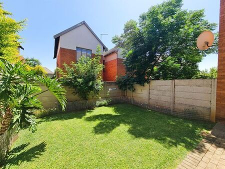 2 Bedroom duplex townhouse - sectional to rent in North Riding, Randburg