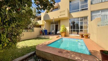 3 Bedroom duplex townhouse - sectional to rent in Floracliffe, Roodepoort