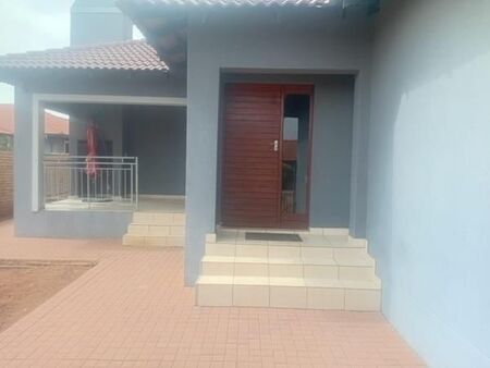 3 Bedroom House in Monavoni