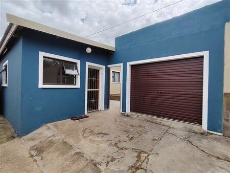 2 Bedroom House in Uitenhage Central