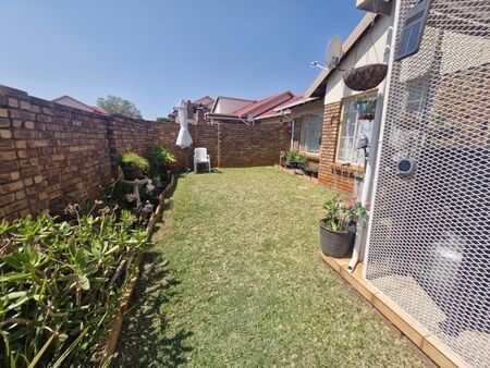 2 Bedroom townhouse - sectional to rent in Eldoraigne, Centurion