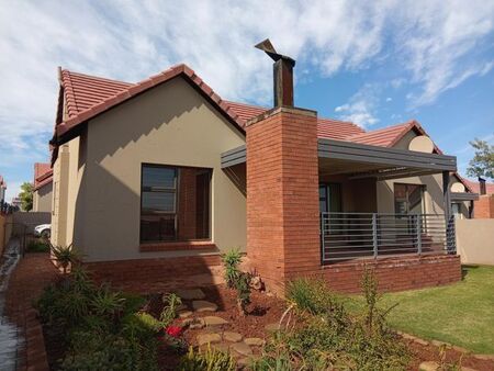 3 Bedroom townhouse - sectional to rent in Wild Olive Estate, Bloemfontein