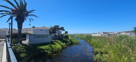 3 Bedroom duplex townhouse - sectional to rent in Lakeside, Cape Town