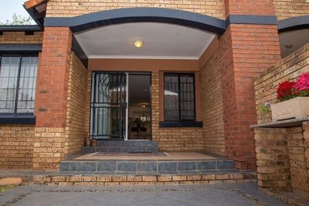 3 Bedroom townhouse - sectional to rent in Equestria, Pretoria