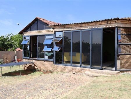 3 Bedroom House in Mondeor