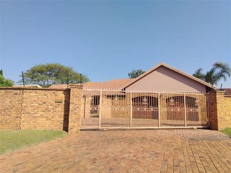 3 Bedroom House in Sunward Park