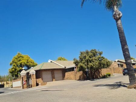 2 Bedroom Simplex in Rooihuiskraal North