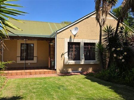 2 Bedroom Townhouse in Die Hoewes