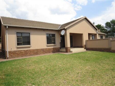 3 Bedroom Townhouse in Valleyview Estate