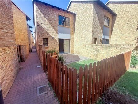 2 Bedroom Townhouse in Rooihuiskraal North