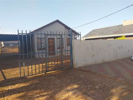 2 Bedroom House in Mahube Valley