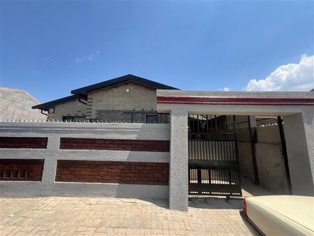 3 Bedroom House in Meadowlands