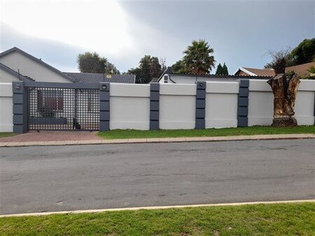 3 Bedroom Apartment in Grobler Park