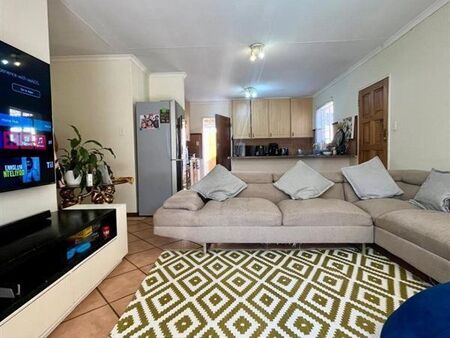 3 Bedroom Townhouse in Mooikloof Ridge