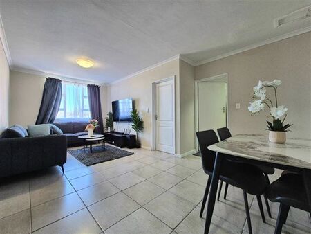 2 Bedroom Flat in Wynberg