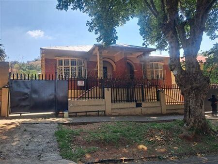 4 Bedroom House in Bezuidenhout Valley