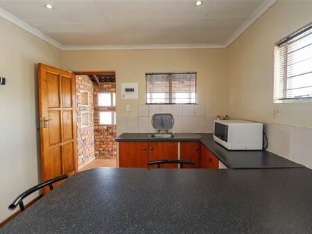 1 Bedroom Flat in Rooihuiskraal North