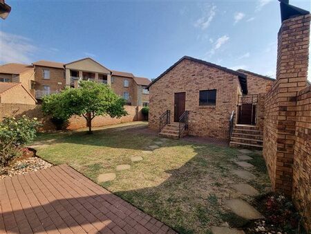 3 Bedroom Simplex in Die Hoewes