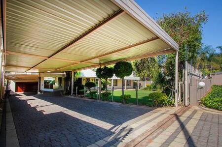 4 Bedroom House in Noordheuwel