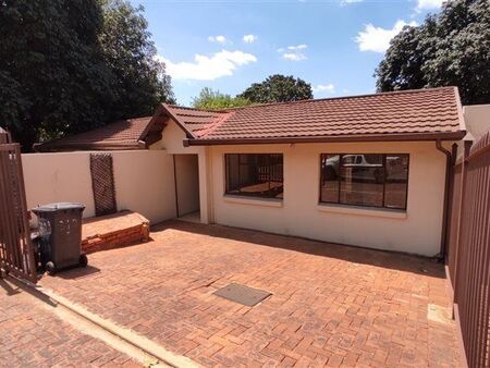 2 Bedroom House in Magalieskruin