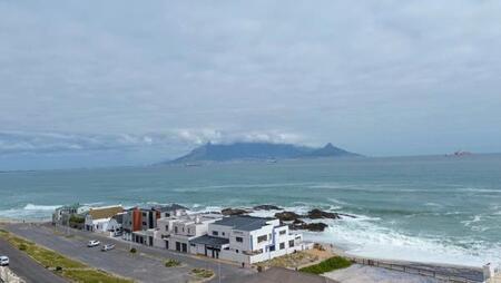 3 Bedroom Apartment in Bloubergstrand