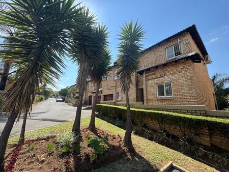 3 Bedroom townhouse - sectional to rent in North Riding, Randburg