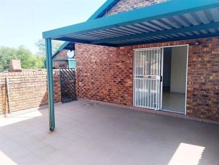 2 Bedroom Apartment in Rooihuiskraal North