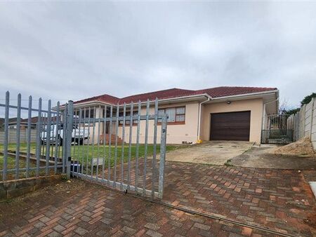 3 Bedroom House in Van Riebeeck Heights
