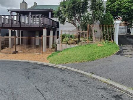 3 Bedroom House in Mountainside
