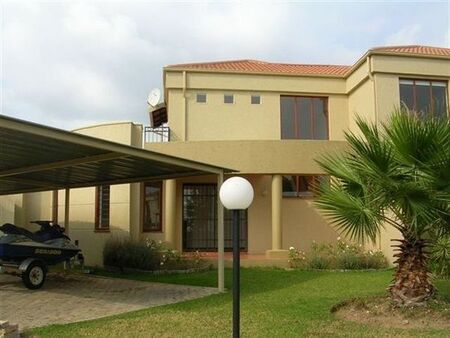 2 Bedroom Townhouse in Pineslopes
